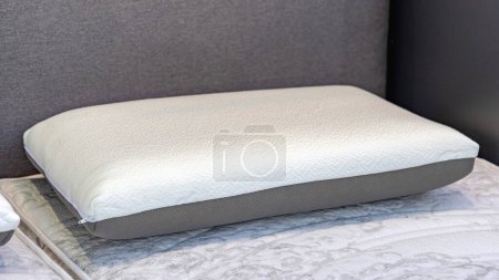 Foto de Nueva almohada anatómica blanca limpia de la espuma de la memoria en la cama - Imagen libre de derechos