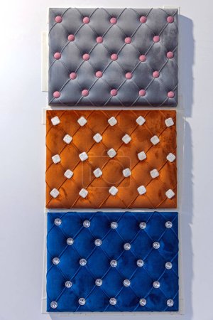 Foto de Tres cabeceros de felpa copetudo con cristales de diamantes Botones Decoración Dormitorio - Imagen libre de derechos