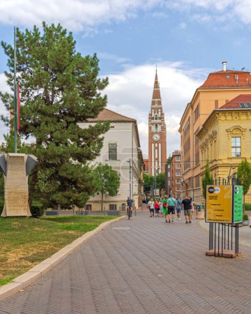 Foto de Szeged, Hungría - 30 de julio de 2022: Arpad Square Votive Church and Cathedral of Our Lady of Hungary Spire Tower Landmark at Summer Afternoon. - Imagen libre de derechos