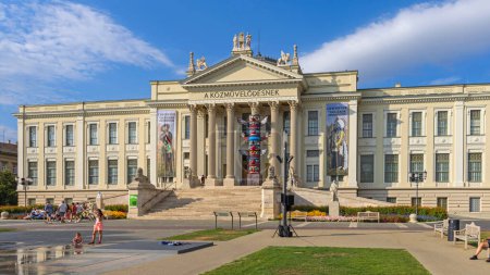 Foto de Szeged, Hungría - 30 de julio de 2022: Museo de Historia Natural y Etnología de Mora Ferenc en Roosevelt Square Summer Day. - Imagen libre de derechos