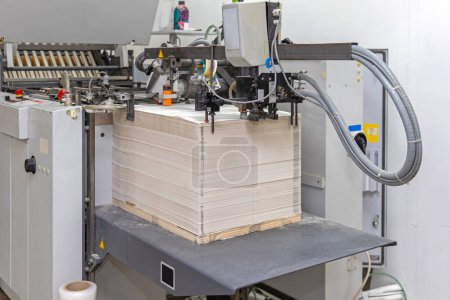 Foto de Máquina de impresión de papel de hoja de succión al vacío Proceso de producción - Imagen libre de derechos