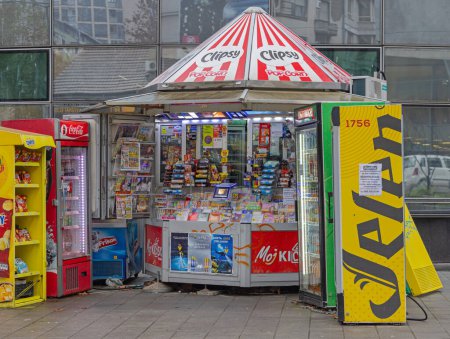 Foto de Belgrado, Serbia - 20 de noviembre de 2022: Tienda de quioscos que vende cigarrillos Bebidas Snacks y periódicos en el centro de la ciudad. - Imagen libre de derechos