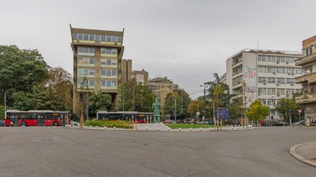 Téléchargez les photos : Belgrade, Serbie - 07 octobre 2021 : Gundulicev Venac avec le nouveau monument en bronze Statue du despote Stefan Lazarevic dans un petit parc Jour d'automne. - en image libre de droit