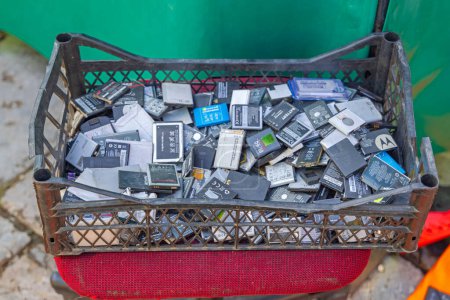 Foto de Belgrado, Serbia - 17 de octubre de 2021: Gran cantidad de baterías de litio para teléfonos móviles para reciclar en jaula. - Imagen libre de derechos