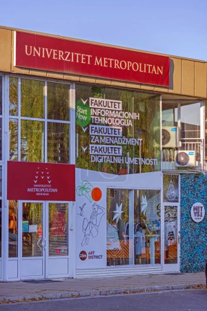 Foto de Belgrado, Serbia - 04 de octubre de 2021: Entrada al Edificio de Educación Metropolitana Universitaria en el Centro Recreativo Deportivo 25 de mayo. - Imagen libre de derechos