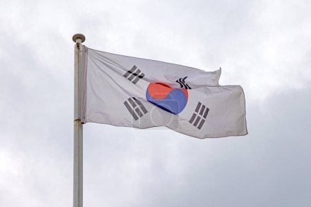 Téléchargez les photos : National Flag Taegeukgi Republic of South Korea at Cloudy Sky - en image libre de droit