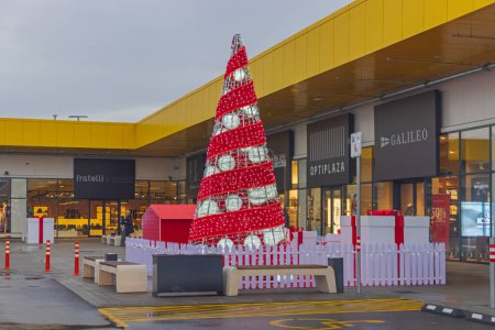 Téléchargez les photos : Belgrade, Serbie - 09 décembre 2022 : Grand sapin de Noël rouge au parc commercial Ava près d'Ikea le jour d'hiver de l'autoroute. - en image libre de droit