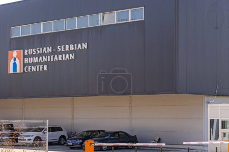 Foto de Nis, Serbia - 04 de agosto de 2022: Edificio del Centro Humanitario Ruso Serbio cerca del Aeropuerto Constantino el Grande en Nis. - Imagen libre de derechos
