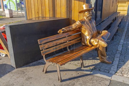 Foto de Belgrado, Serbia - 25 de diciembre de 2022: Jack Daniels tamaño natural sentado en el banco Tennessee Whiskey Symbol en el mercado de invierno. - Imagen libre de derechos