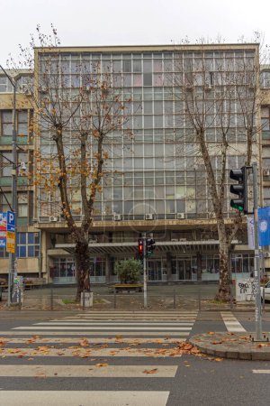 Foto de Belgrado, Serbia - 20 de noviembre de 2022: Universidad de Belgrado Facultad de Ingeniería Mecánica Edificio en la calle Kraljice Marije. - Imagen libre de derechos