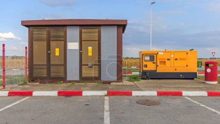Téléchargez les photos : Sous-station électrique double puissance avec groupe électrogène diesel d'urgence - en image libre de droit