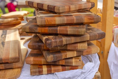 Foto de Gran pila de tableros de corte de madera Equipo de cocina - Imagen libre de derechos