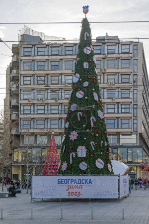 Foto de Belgrade, Serbia - December 31, 2022: Tall Christmas Tree at Republic Square Belgrade Winter 2023 Afternoon. - Imagen libre de derechos