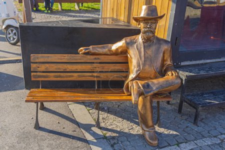 Foto de Belgrade, Serbia - December 25, 2022: Life Size Jack Daniels Statue at Bench Tennessee Whiskey Symbol at Winter Market. - Imagen libre de derechos