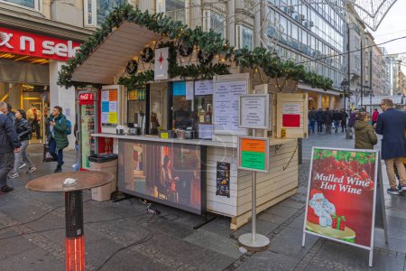 Foto de Belgrade, Serbia - December 31, 2022: Hot Beverages Mulled Wine Kiosk at Pedestrian Street Winter Festival in Capital City Centre. - Imagen libre de derechos