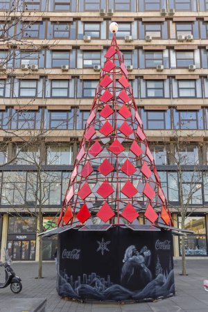 Foto de Belgrade, Serbia - December 31, 2022: Red Christmas Tree With Solar Power Coca Cola Brand at Republic Square Winter. - Imagen libre de derechos