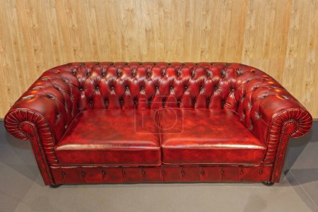 Téléchargez les photos : Classic Style Tufted Red Leather Chesterfield Sofa Living Room - en image libre de droit
