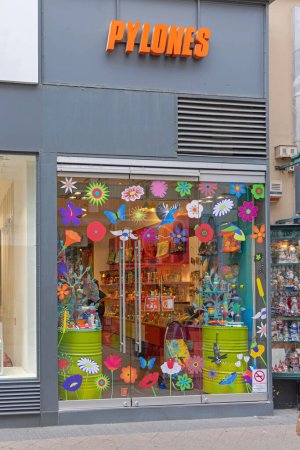 Téléchargez les photos : Budapest, Hungary - July 31, 2022: Colourful Souvenirs Shop Pylones at Vaci Street in Capital City. - en image libre de droit