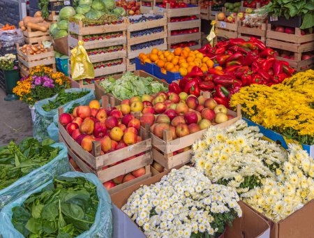 Téléchargez les photos : Organic Vegetables and Fruits Fresh Flowers at Farmers Market Stall - en image libre de droit