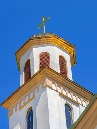 Téléchargez les photos : Gold Cross at Top of Tower Saint Matthew the Apostle Serbian Orthodox Church - en image libre de droit