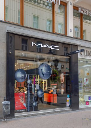 Téléchargez les photos : Budapest, Hungary - July 31, 2022: Beauty and Make Up Mac Cosmetics Store at Vaci Street in Capital City. - en image libre de droit