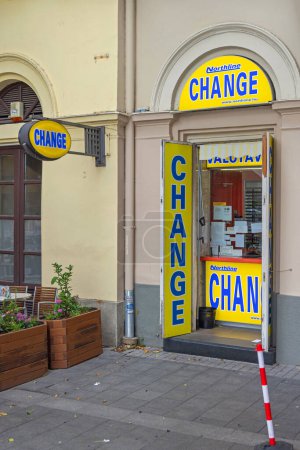 Téléchargez les photos : Budapest, Hungary - July 31, 2022: Money Exchange Shop Northline Change at Vaci Street in Capital City Centre. - en image libre de droit