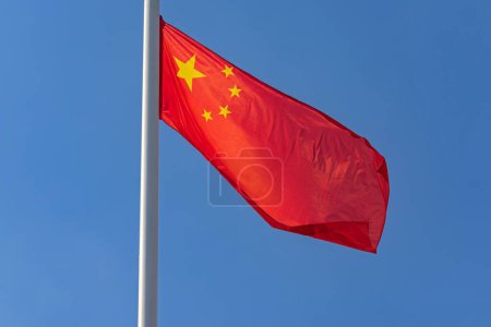Téléchargez les photos : People Republic of China Flag Blue Sky Sunny Day - en image libre de droit