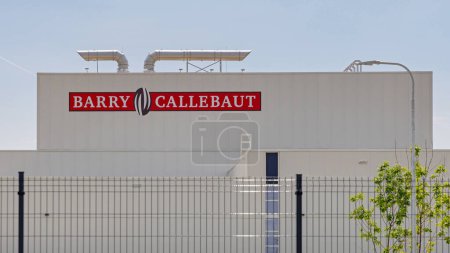 Téléchargez les photos : Novi Sad, Serbia - May 23, 2022: Large New Chocolate Factory Building Barry Callebaut in Industrial Zone. - en image libre de droit