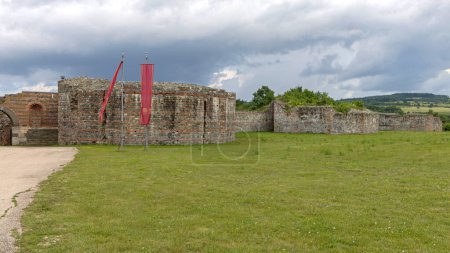 Téléchargez les photos : Gamzigrad, Serbia - June 11, 2022: Exterior Walls of Felix Romuliana UNESCO World Heritage Site Flags Roman Period Ruins. - en image libre de droit