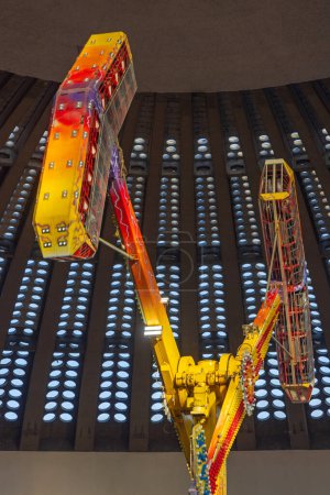 Téléchargez les photos : Double Pendulum Kamikaze Amusement Park Thrill Ride Up Side Down - en image libre de droit