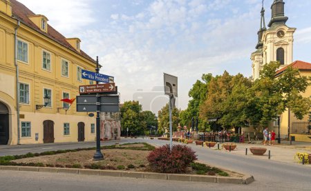 Foto de Sremski Karlovci, Serbia - August 19, 2022: Town Centre Branko Radicevic Square at Summer Afternoon. - Imagen libre de derechos
