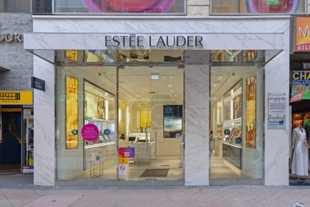 Téléchargez les photos : Budapest, Hungary - July 31, 2022: Beauty and Make Up Cosmetics Estee Lauder Store at Vaci Street in Capital City. - en image libre de droit