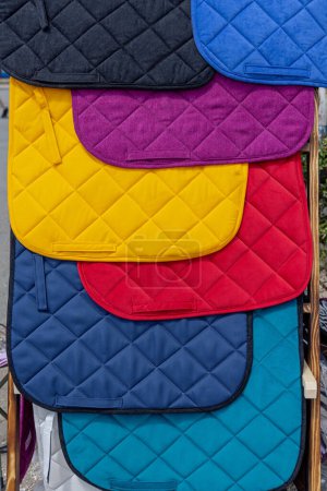 Foto de Equipo colorido del montar de la tela de la manta de la silla de montar del caballo - Imagen libre de derechos