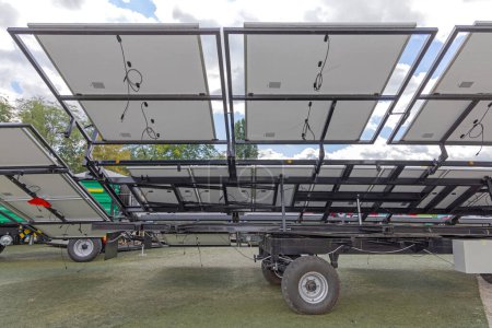 Foto de Gran matriz de paneles solares en tecnología de equipos de energía portátil de remolque - Imagen libre de derechos