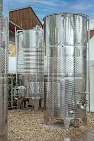 Téléchargez les photos : Vinificateurs Fermenteurs Réservoirs de stockage Équipement de vinification - en image libre de droit