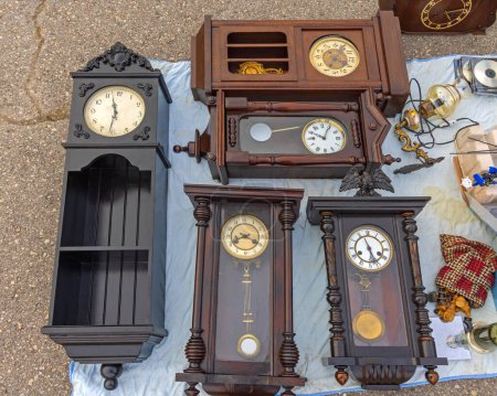 Foto de Colección de relojes abuelo en venta en el mercado de antigüedades - Imagen libre de derechos