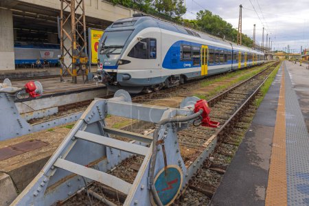 Foto de Budapest, Hungría - 31 de julio de 2022: Comienza el Tren Regional Mav en Nyugati Station Platform en City Summer Afternoon. - Imagen libre de derechos