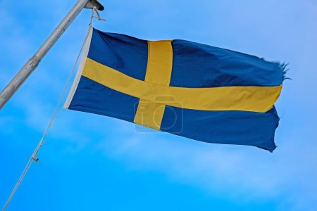 Bandera sueca Cruz amarilla sobre azul en el cielo