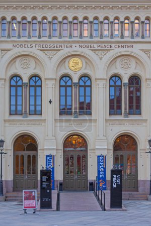 Foto de Oslo, Norway - October 30, 2016: Entrance to Alfred Nobel Peace Center Building in Oslo, Norway. - Imagen libre de derechos