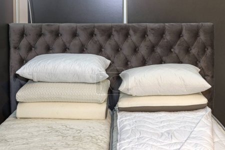 Téléchargez les photos : Oreillers en mousse à mémoire anatomique Premium au lit dans la chambre à coucher - en image libre de droit