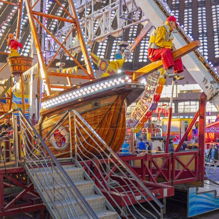 Téléchargez les photos : Belgrade, Serbie - Décembre 25, 2022 : Pirate Ship Pendulum Thrill Ride Amusement Park in Hall Winter Fun Fair. - en image libre de droit