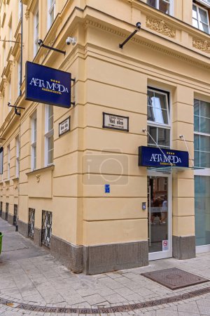 Téléchargez les photos : Budapest, Hongrie - 31 juillet 2022 : Four Star Fashion Hotel Alta Moda at Vaci Street in Capital City. - en image libre de droit