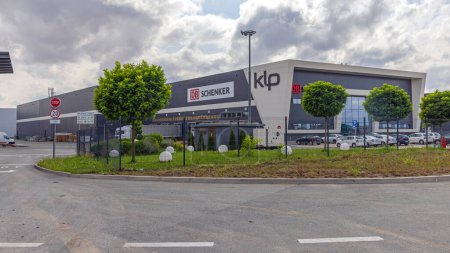 Foto de Simanovci, Serbia - 22 de agosto de 2022: German Company Db Schenker New Distribution Warehouse Building Klp Logistics Centre. - Imagen libre de derechos