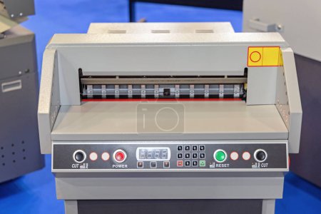 Téléchargez les photos : Machine de découpe de papier moderne dans l'équipement de bureau d'impression - en image libre de droit