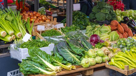 Foto de Verduras frescas y saludables en el puesto del mercado de agricultores - Imagen libre de derechos
