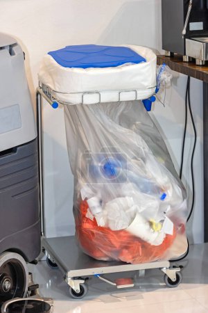 Foto de Sistema de envoltura de residuos Uso profesional Lugar de trabajo Papelera de higiene - Imagen libre de derechos