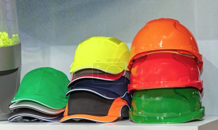 Foto de Tapas de colores Sombreros Cascos de seguridad Protección de la cabeza - Imagen libre de derechos