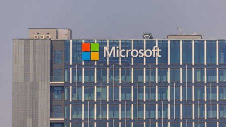 Téléchargez les photos : Belgrade, Serbie - avril 09, 2023 : La société de logiciels Microsoft Logo au sommet de l'immeuble de bureaux moderne Nouveau Belgrade. - en image libre de droit