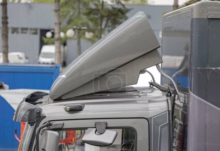 Téléchargez les photos : Aileron aérodynamique à la cabine de camion Vue de profil du toit - en image libre de droit
