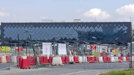 Téléchargez les photos : Belgrade, Serbie - 05 mai 2023 : Travaux de construction à l'aéroport Nikola Tesla Building. - en image libre de droit